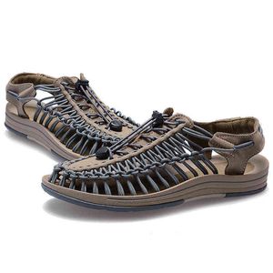 Sandales nouvelles chaussures de plage sports d'été hommes tout-match mode respirant en plein air antidérapant hommes femmes pantoufles d'eau 220302