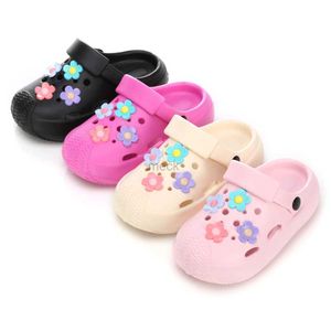 Sandalen nieuwe kinderen tuinschoenen eenvoudige schattige bloemen strand sandalen baby's zomer slippers zachte kinderen buiten pantoffels flip schoenen 240419