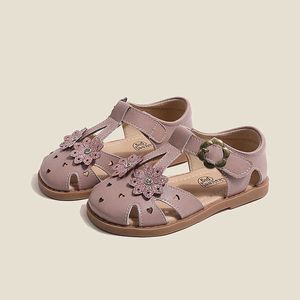 Sandalen Nieuwe echte lederen meisjes Sandalen Zomer dichtbij Teken Fashion Kids Sandalen Glanzende bloem Baby Zachte zool Kinderschoenen AA230518