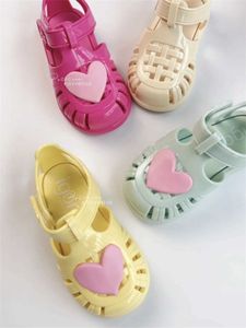 Sandalen Nieuw meisje Brazilië Summer Jelly schoenen voor kleine baby's en peuters Fashion Love Soft Sole Romeinse kinderen Non Slip Valentijnsdag D240527
