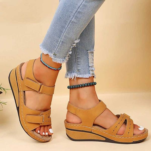 Sandales New Open Toe Summer Womens Fashion Plateforme Beach Wedge Bouton Formel H240328EVWF