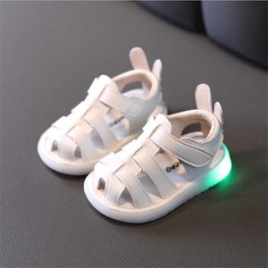 Sandalen nieuwe zomer babymeisjes sandalen leerverlichting gesloten teen peuter kinderen schoenen schattige zachte zool mode baby schoenen z0331