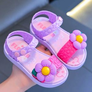 Sandales Nouveau été belles sandales décoratives florales adaptées aux filles âgées de 2 à 8 ans Chaussures de famille de flip non glissantes de 2 à 8 ans D240527