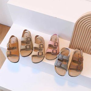 Sandales Nouveaux enfants en enfants d'été Couork adapté aux filles garçons et comprimés de couleur solide décontractée extérieure avec des chaussures de patinage mignonnes D240527