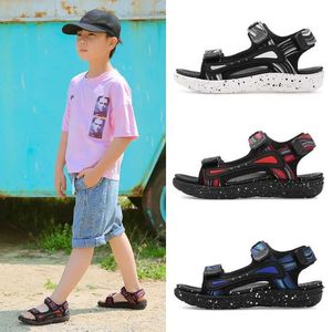 Sandalen Nieuwe Summer Kids Sandalen Ademende jongens Sandalen zachte comfortabele kinderschoenen Outdoor Beach Men Lichtgewicht Sandaal SO046 240423