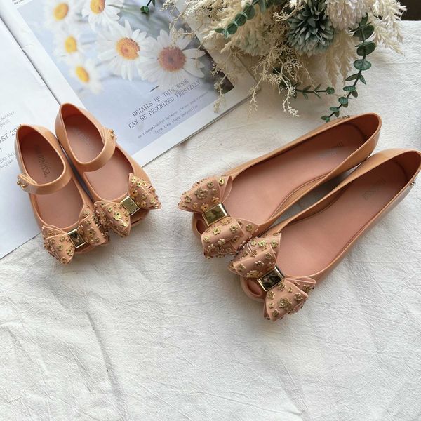 Sandalias El más nuevo estilo caliente Zapatos de gelatina clásicos Princesa Mamá Me Sandalias de verano Zapatos de playa con lazo de PVC HMI087