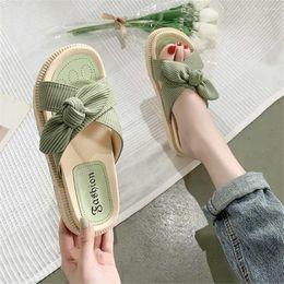 Sandales Le cuir normal augmente les chaussures de printemps de hauteur pour les femmes Brown Sandal House Slippers Woman Sneakers Sports Teniis 2024