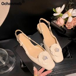 Sandales Ochanmeb Real Cuir Sling Back pour les femmes Fleur de luxe Fleur beige carrés carrés fermées Silver Shoes Spoes pourdies Party