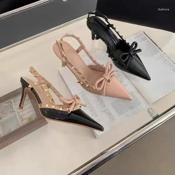 Talons hauts de sandales pointues rivet pour la célébrité Internet d'été 2024 pour les femmes, bande sexy et polyvalente avec