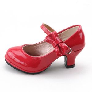 Sandalias Zapatos de princesa Niñas Fiesta Arco Brillante Color rojo sólido Moda de tacón alto para niños Tamaño 26-35