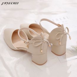 Sandalen pompen vrouwen buigen midden hakken tweedelige schoenen gesp geworden teen schoeisel dames zomer elegante schoenen vrouwelijk beige abrikoos 230311