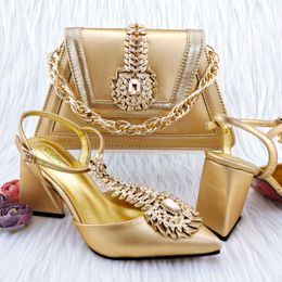 Sandalen QSGFC est INS Stijl Goud Kleur Elegante Hoge Hakken Nigeria Ontwerp Afrikaanse Dames Schoenen En Tas Set 230630