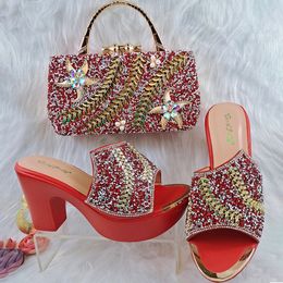 Sandalias QSGFC Diseño italiano ligero Zapatos cómodos con bolsa Bolsos de mujer elegantes Color rojo Fiesta Chapa de sauce 230630