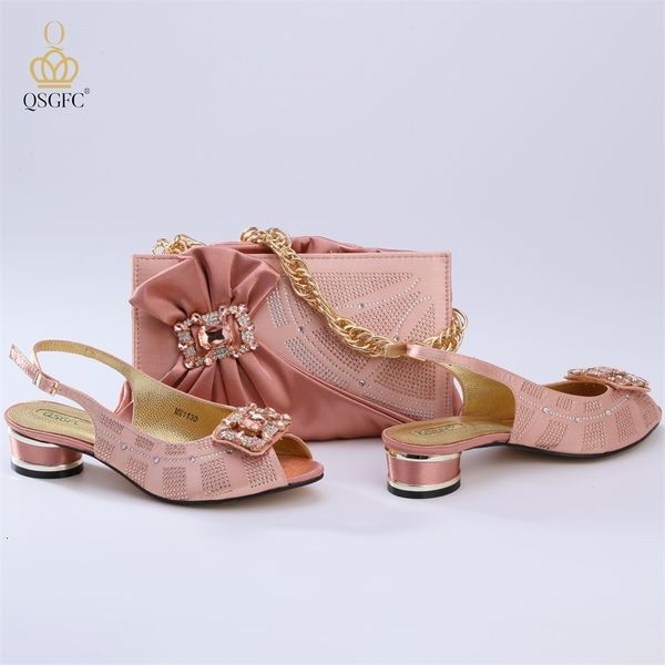 Sandalias QSGFC Nigeriano Venta Color melocotón Fiesta elegante Boda Zapatos y bolso de mujer Conjunto decorado con 230630