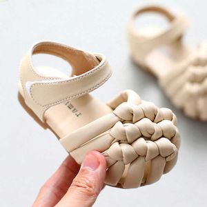 Sandals kwaliteit zomer babymeisjes sandalen peuters eenvoudige stijl solide kleur zachte zool schoenen buiten prewalker baby first walker z0225