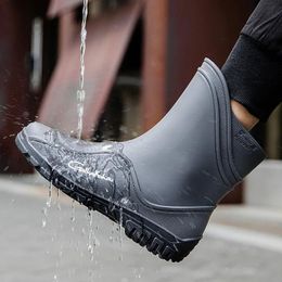 Sandales Boots Boots Men's Medium Tube Brand Fashion Outdoor Termroproping Runking Work Chaussures de travail de voiture Chaussures de pêche Chaussures Casque
