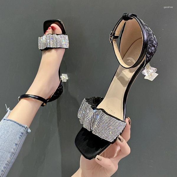 Sandalias Rhinestones Plisado Moderno Mujeres Verano Thin Tacones Altos Zapatos Crystal Bombas Hebilla Cinturón Cubierta Sandalias Mujer 2023