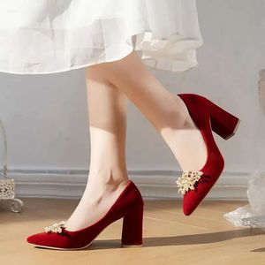 Sandals Chaussures 2024 Pearl Red Wedding Ladies High Heels pointu pointu talon gros talon 5cm 7cm Banquet W 19f