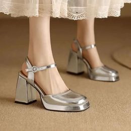 Sandals Chaussures pour les femmes Summer Gold Sier Gladiator tongs près