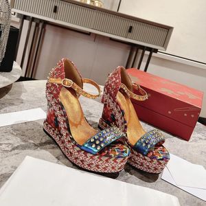 Chaussures de sandales pour femmes Size35-43 Vérics en cuir calices de rivet super hauts pompes plate-forme plate designer Zapatillas Mujer