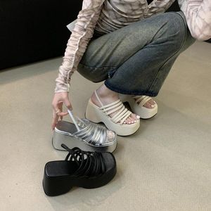 Sandales en forme de coin argent pour chaussures de plate-forme féminine avec bretelles noires talons épais d'été