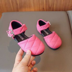 Sandales enfants doux sandales pour filles mignons plate-forme sandales orteils enveloppés 2023 New Kids Fashion Buffable Hook Loop Drop Expédition 240423