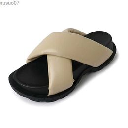 Sandales Spring Female Home Slippers 2024 Nouvelles sandales de plate-forme en cuir authentique avec conception de sangle de croix pour les femmes sans glissement.