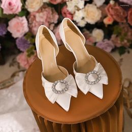 Sandálias primavera/verão pontiagudo oco cetim água diamante borboleta sapatos de casamento fino salto alto vestido de banquete feminino