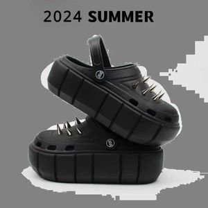 Sandales chaussures de trous de pote eva curseur gothique féminin été 2024 chaussures de curseur épaisse plate-forme coréenne de mode punk sandales féminines2405