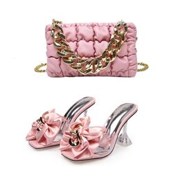 Sandals Style Designer Luxe dames slippers schoenen tas set hoogwaardige dames pompen ketting sandalen schoenen tas set zwarte hakken 230309