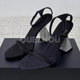 Sandales d'été 2024 Style femmes talon hétérotypique conception de bande de caractère luxe chaussures féminines sexy