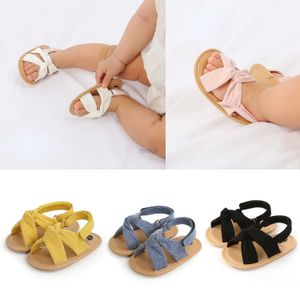 Sandalen zomer babymeisje schoenen crossover sandalen zacht opgeloste niet-slip ademende platte peuter schoenen kindercadeau 240419