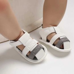 Sandalen zomer babyschoenen jongens en meisjes zachte zool anti slip sandalen pasgeboren baby mode ademende platte sandalen eerste wandelbord schoenensl240429