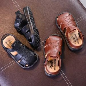 Sandalen Zomer Babyschoenen Nieuwe Gesloten Teen Peuter Jongen Sandalen Zachte Zool Antislip Babyschoenen Baby Effen Kleur Uitgeholde Strandschoenen 240329