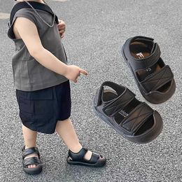 Sandalen zomer kinderen sandalen mode Koreaanse kinderschoenen schoenen massieve kleur zachte anti slip schoenen baby jongens en meisjes schoenen baby sandalsl240510