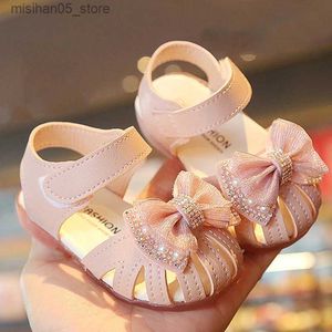 Sandalen Zomermeisjessandalen boogvormige modieuze roze prinses peuterschoenen babyschoenen met zachte zolen Q240328