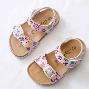 Sandals Summer Girls Sandalen Gedrukt Pu Leather Cork Open Toe Slider met schoenen die geschikt zijn voor kinderen van 2-12 jaar op school D240515