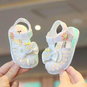 Sandals Summer Led Light Baby Girl Sandalen modieuze en schattige snoepbloem zachte zool kleuterschoolschoenen kinderen holle luminescerende prinses sandalsl240429