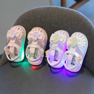 Sandalen Zomer LED Licht Babymeisje Sandalen Mode Schattige Snoep Bloem Zachte Zool Peuter Schoenen Kinderen Uitgehold Gloeiende Prinses Sandalen 240329