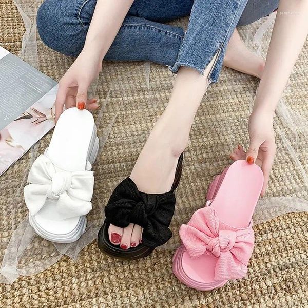 Sandalias Producto de verano espesa de la esponja de la esponja inferior anti -slip redondo redondo para mujeres tacones altos de la moda zapatillas de arco de la moda