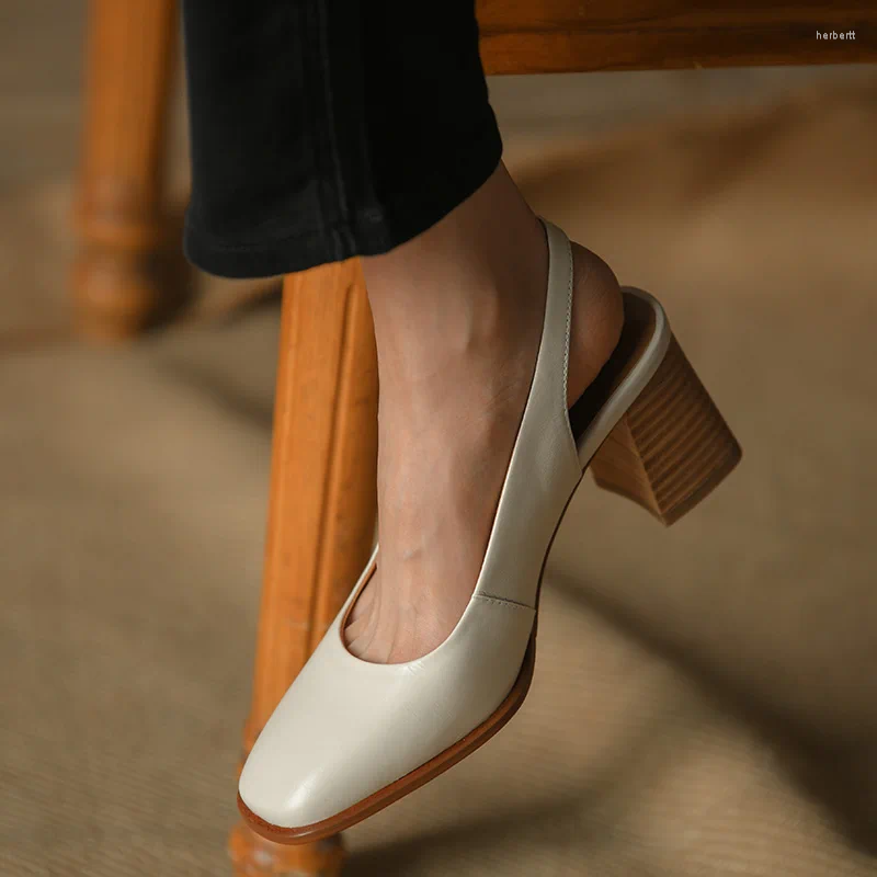 Sandaler Summer Real Leather Slingbacks Retro French Style Shoes For Spring Thick Square Heel Stängd tå Pumpswomens '