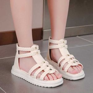Sandalen Zomersandalen voor meisjes 2023 Nieuwe veelzijdige solide kleur Koreaanse stijl PU Soft Non-Slip Flat Casual Weave Romeinse schoenen voor Princess 240423