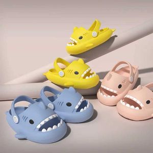 Sandalen zomerhaaien slippers voor kinderen koude slippers indoor niet-slip zacht bodem comfort schattig baby hole schoenen jongens meisjes thuis glijbanen 240423