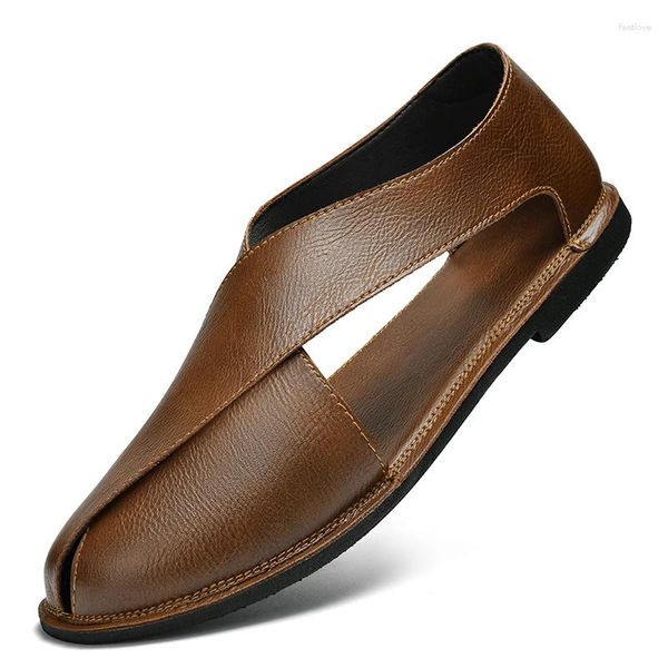 Sandalias zapatillas de verano Flats de cuero al aire libre para hombres Vestido masculino que cosecha a mano Hombres de estilo punk para hombres.