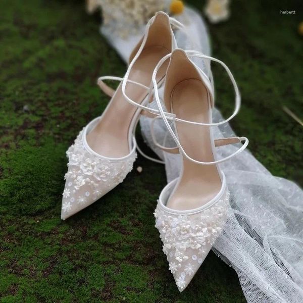 Sandales d'été à bretelles blanches en maille, chaussures de mariée à talons hauts et aiguilles, robe de banquet, fleurs assorties avec tout