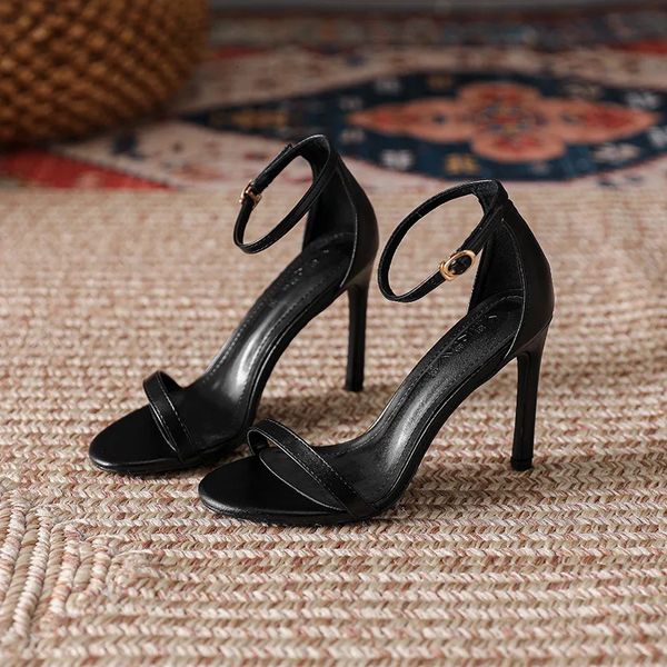 Sandales d'été avec talons dorés, mode Stiletto pour femmes noires, chaussures confortables et élégantes à talons chaton 240312