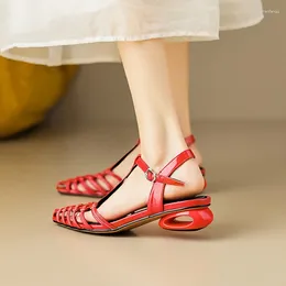 Sandalen Zomer Women Patent Leather Shoes For Woven Hollow Roman puntige teen chunky hiel gouden ontwerper