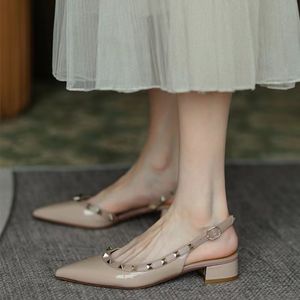 Sandalen Zomer Women Rivet puntige teen hiel lage platte vrouwtjes pumps mode hoogwaardige elegante dame schoen 230313