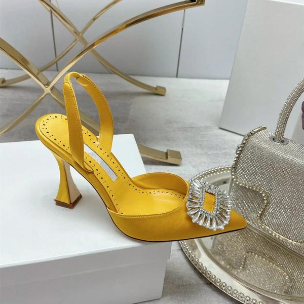 Sandalias Summer Mujeres Amarillo Satin Crystal Hebilla Hebilla puntiaguda Tisos altos zapatos para vestido de fiesta Muler cómodo