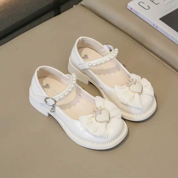 Sandales Sweet Enfants Princess Chaussures 2024 Élégant Love Crown Bowknot Kids Choot en cuir Fashion Chic Girls Perle Single Shoes Mary Janes